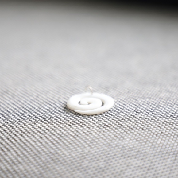 New Zealand Spiral White Abalone Pendant - Picture 4 of 5